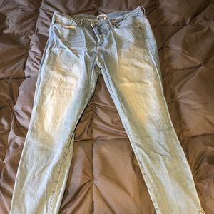 Good American Good Legs, back pocket step/fray detail, slit ankle. Stretch denim